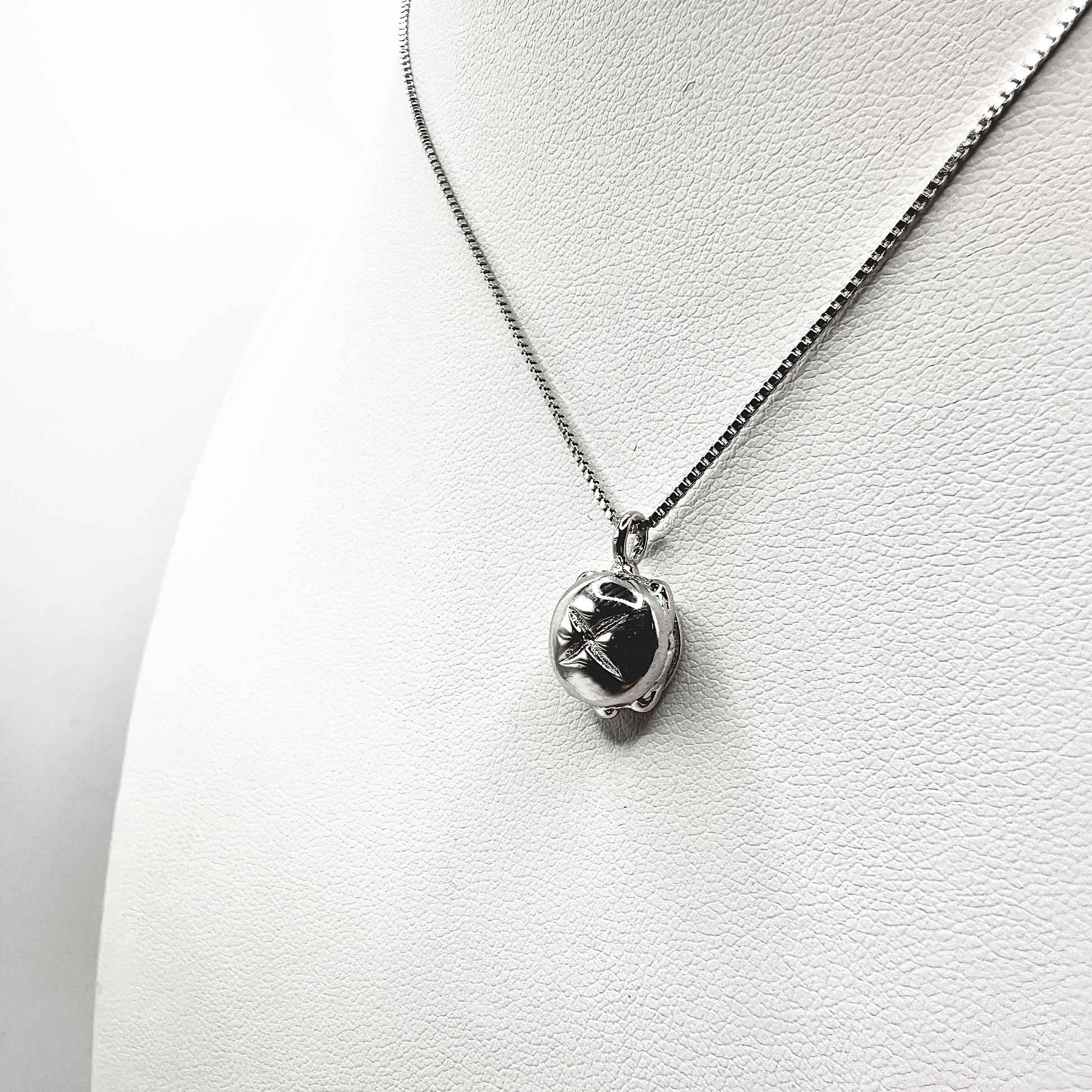 Silberne Halskette mit einem detailreich gearbeiteten Anhänger in Form eines „3 im Weggla“ – drei Bratwürste in einem Brötchen. Der Anhänger ist aus 925 Sterling Silber gefertigt und hängt an einer feinen Silberkette. Ein einzigartiges Schmuckstück für Liebhaber fränkischer Spezialitäten und traditioneller Handwerkskunst.