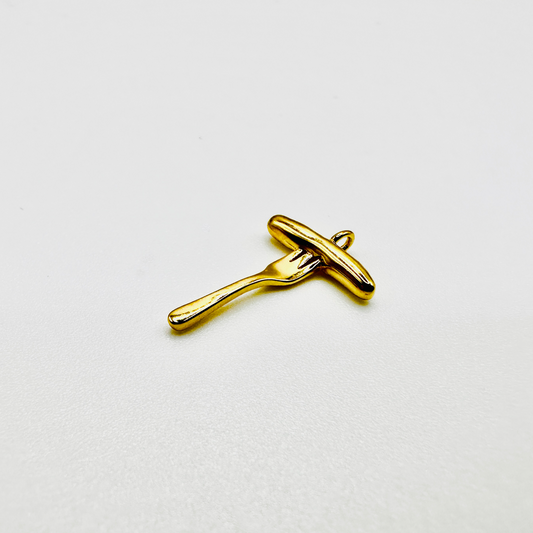 Goldener Anhänger in Form einer Bratwurst auf einer Gabel, gefertigt aus hochwertigem Sterling Silber (925) mit 3 Micron Vergoldung. Das glänzende Schmuckstück kombiniert traditionelles fränkisches Kulturgut mit edlem Design. Durch die kleine Öse kann der Charm an Ketten oder Armbändern befestigt werden – ein stilvolles Accessoire für Liebhaber der Nürnberger Bratwurst und feiner Handwerkskunst.