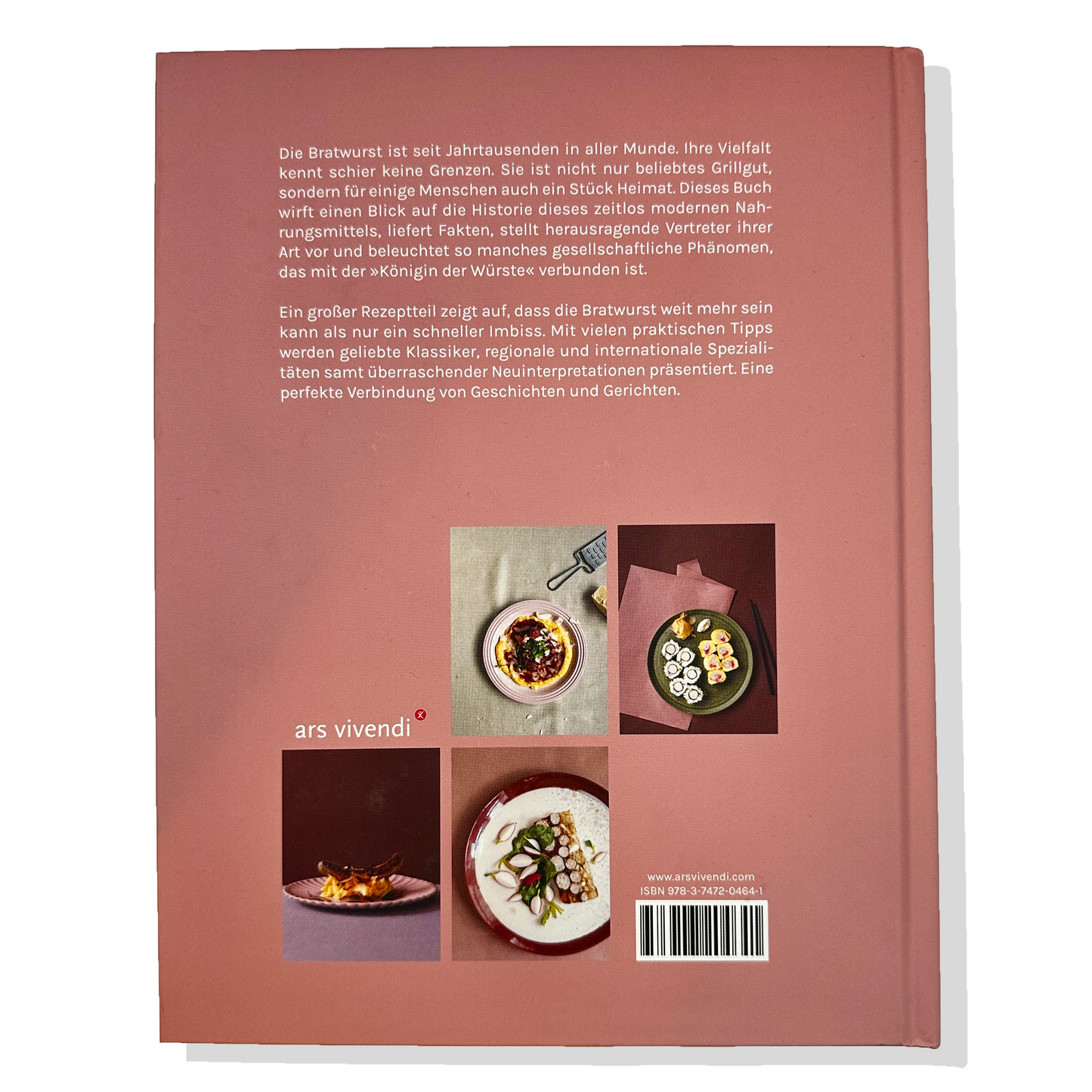 Rückseite des Buches die bratwurst mit einer Beschreibung zur Vielseitigkeit der Bratwurst, ihrer Geschichte und Rezepten. Unten vier Food-Fotografien mit verschiedenen Bratwurstgerichten. Verlag: ars vivendi, ISBN 978-3-7472-0464-1.