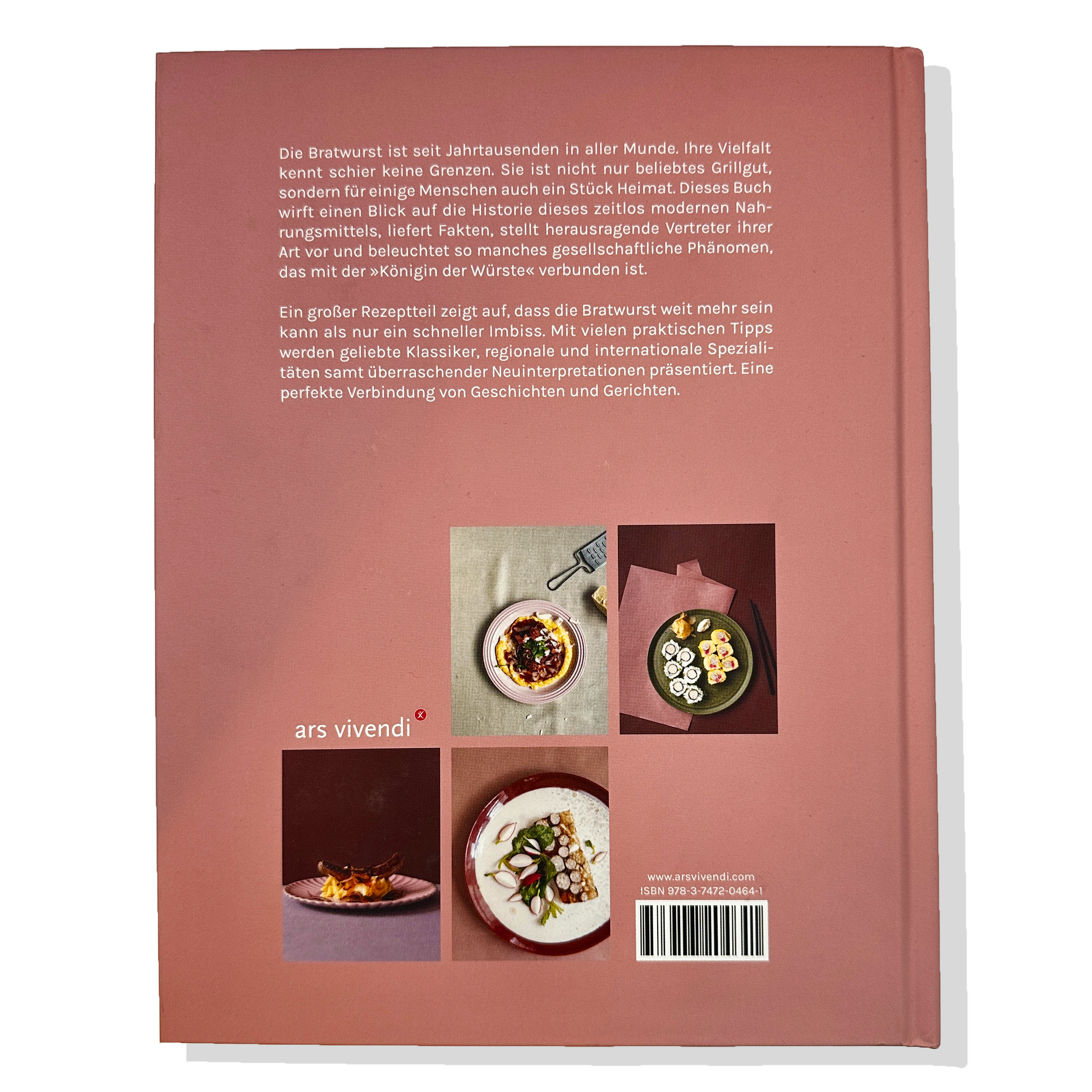 Rückseite des Buches die bratwurst mit einer Beschreibung zur Vielseitigkeit der Bratwurst, ihrer Geschichte und Rezepten. Unten vier Food-Fotografien mit verschiedenen Bratwurstgerichten. Verlag: ars vivendi, ISBN 978-3-7472-0464-1.