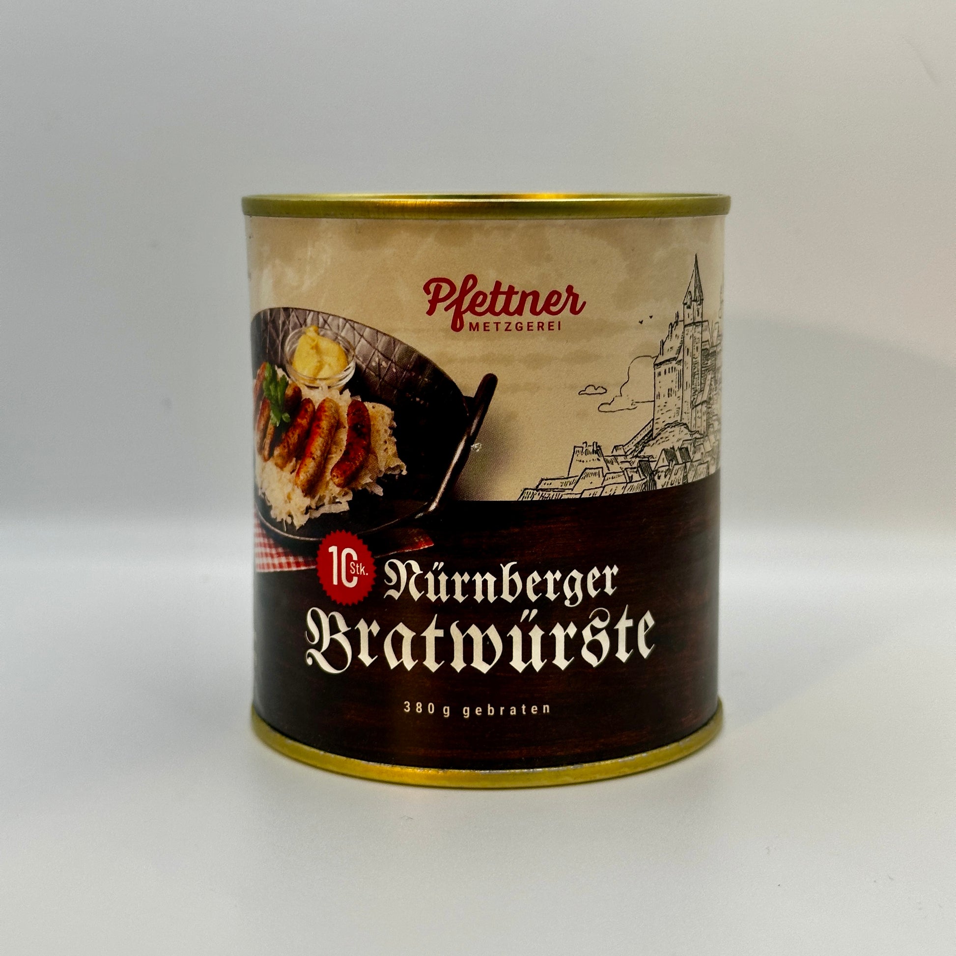 Eine Dose mit Nürnberger Bratwürsten der Metzgerei Pfettner. Auf dem Etikett ist eine Illustration der Nürnberger Altstadt zu sehen, sowie ein Serviervorschlag mit Bratwürsten auf Sauerkraut in einer gusseisernen Pfanne. Die Dose enthält 10 Stück gebratene Nürnberger Bratwürste mit einem Gesamtgewicht von 380 g. Das Design kombiniert traditionelle und rustikale Elemente.