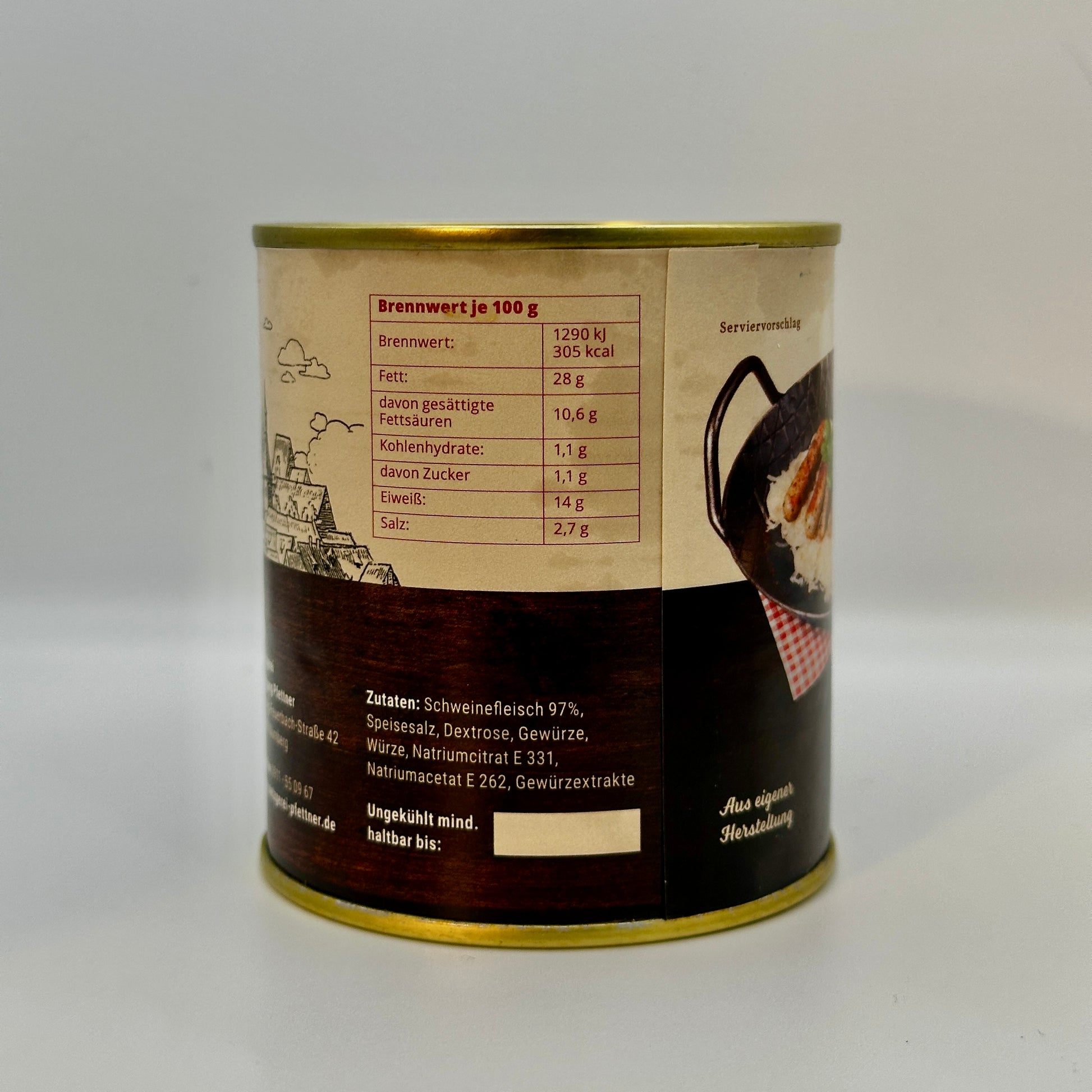 Eine Konservendose mit Bratwurstinhalt, die Nährwertangaben und Zutatenliste zeigt. Auf dem Etikett sind Nährwerte pro 100 g angegeben, darunter Brennwert (1290 kJ / 305 kcal), Fett (28 g), Eiweiß (14 g) und Salz (2,7 g). Die Zutatenliste enthält Schweinefleisch (97 %), Speisesalz, Dextrose, Gewürze, Würze sowie verschiedene Zusatzstoffe. Rechts auf dem Etikett ist ein Serviervorschlag mit Bratwürsten in einer Pfanne abgebildet.