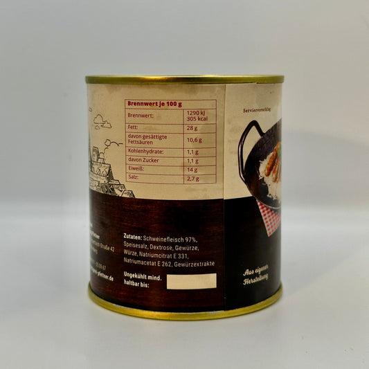 Eine Konservendose mit Bratwurstinhalt, die Nährwertangaben und Zutatenliste zeigt. Auf dem Etikett sind Nährwerte pro 100 g angegeben, darunter Brennwert (1290 kJ / 305 kcal), Fett (28 g), Eiweiß (14 g) und Salz (2,7 g). Die Zutatenliste enthält Schweinefleisch (97 %), Speisesalz, Dextrose, Gewürze, Würze sowie verschiedene Zusatzstoffe. Rechts auf dem Etikett ist ein Serviervorschlag mit Bratwürsten in einer Pfanne abgebildet.