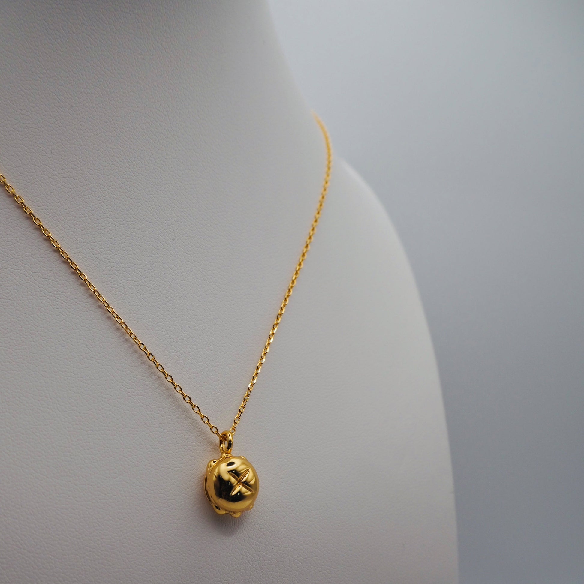 Hochwertige goldene Halskette mit einem runden, detailliert gefertigten Anhänger in Form eines „3 im Weggla“. Elegantes Schmuckstück mit filigranen Details, ideal für Liebhaber fränkischer Traditionen.