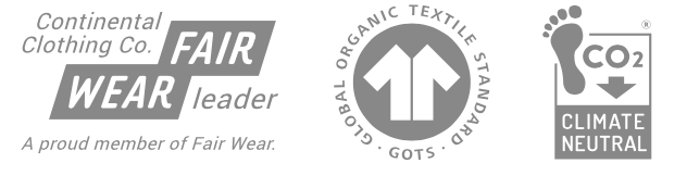 Drei Nachhaltigkeits- und Fair-Trade-Siegel in Graustufen.
Von links nach rechts:
Fair Wear Leader – Logo der Continental Clothing Co., die als stolzes Mitglied von Fair Wear für faire Arbeitsbedingungen in der Textilproduktion steht.
GOTS (Global Organic Textile Standard) – Ein Siegel für biologisch hergestellte Textilien mit hohen ökologischen und sozialen Standards.
Climate Neutral – CO₂-neutrales Zertifikat mit Fußabdruck-Symbol, das bestätigt, dass das Produkt klimaneutral produziert wurde.