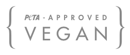 Graues Logo mit der Aufschrift „PETA-Approved Vegan“, eingerahmt von geschwungenen Klammern. Das Siegel bestätigt, dass das Produkt von PETA als vegan zertifiziert wurde, also frei von tierischen Inhaltsstoffen und ohne Tierversuche hergestellt ist.